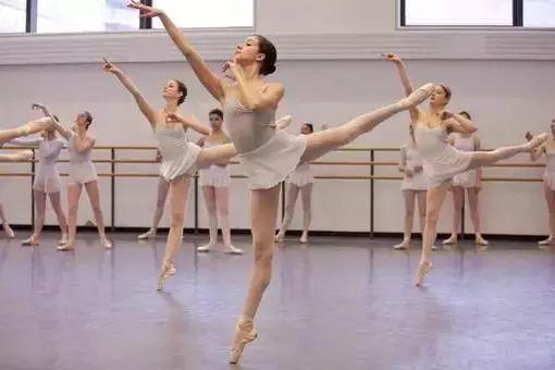 舞蹈老师成人开背视频,跟随舞蹈老师轻松开背教程