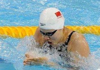 女成人初学游泳视频,女性成人游泳入门教程视频解析