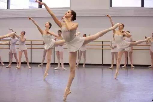 小鸡舞蹈成人穿搭视频,解锁日常魅力风采