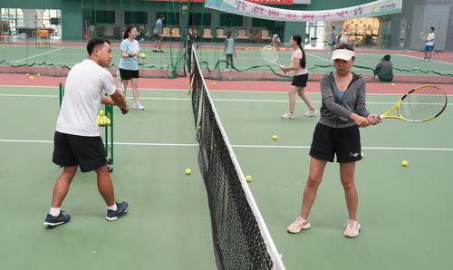 网球成人试课教学视频,轻松入门，掌握网球技巧
